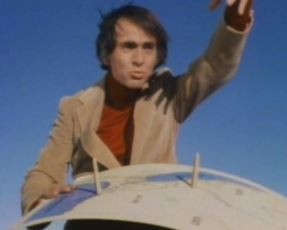 Carl Sagan en la seva fabulosa sèrie COSMOS explicant cu00f3mo Eratu00f3stenes consiguiu00f3 mesurar la circumferència de la Terra.
