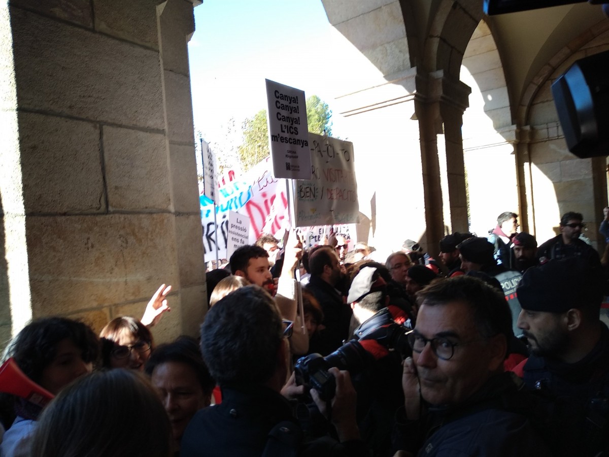 Mossos impedeixen a mu00e9dicos entrada al Parlament