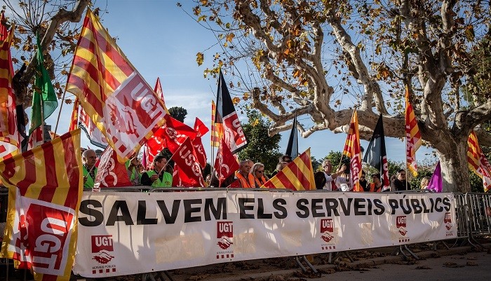 Concentraciu00f3n per la devoluciu00f3n de les pagues davant del Parlament