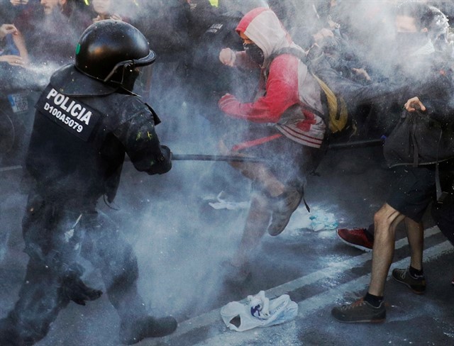 Mossos càrrega policial