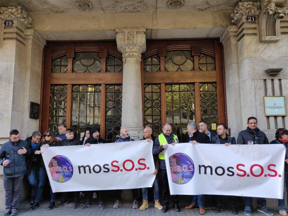 Sindicats de Mossos protesten davant de la Conselleria d'Economia