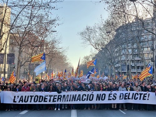 EuropaPress 1922382 Preview Milers de persones comencen la manifestaciu00f3n de Barcelona contra el judici