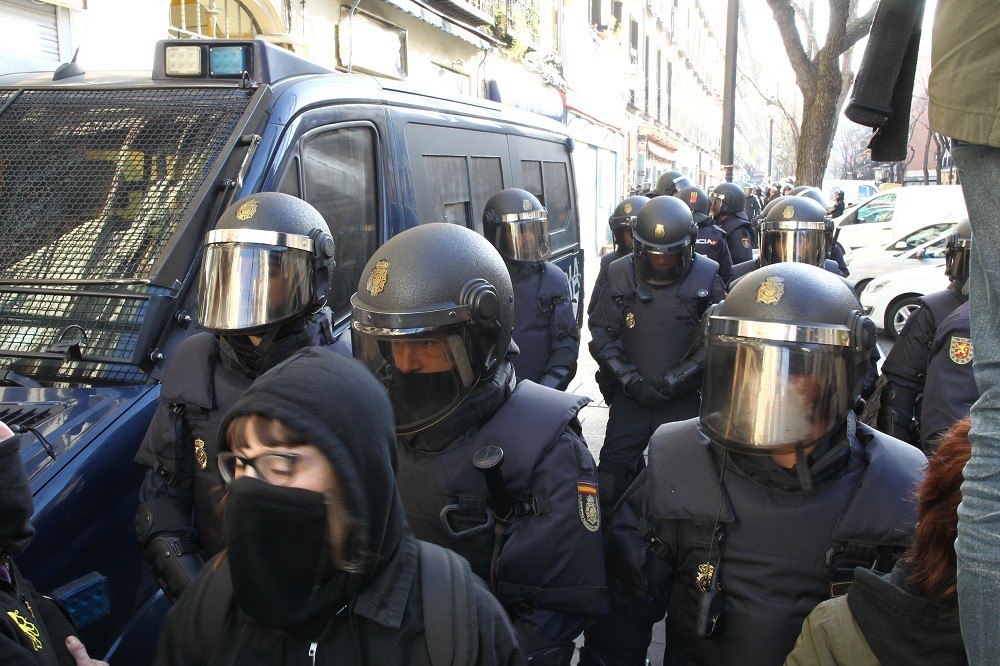 Policia Nacional al carrer Argumosa de Madrid on es manifesten activistes de 'Stop Desnonaments'