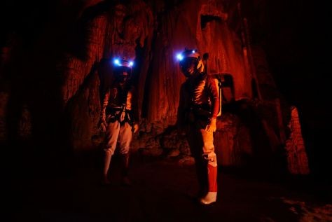 Exploradors a l'interior de la cova. Astroland, Agència Interplanetaria Espanyola