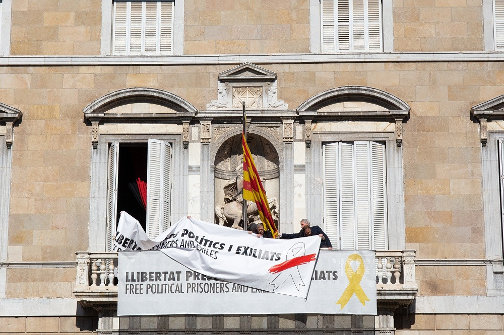 Torra treu el llaç groc de la seva façana però manté una pancarta pels presos