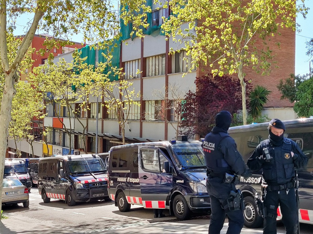 Operaciu00f3n contra una banda de lladres georgians que ocupaven l'institut abandonat on es rodu00f3 Merlu00ed