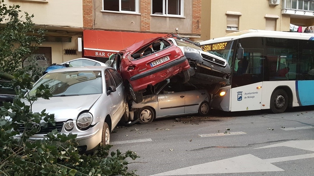 Accident de tru00e1fico mu00e1laga capital autobu00fas atropella cotxes