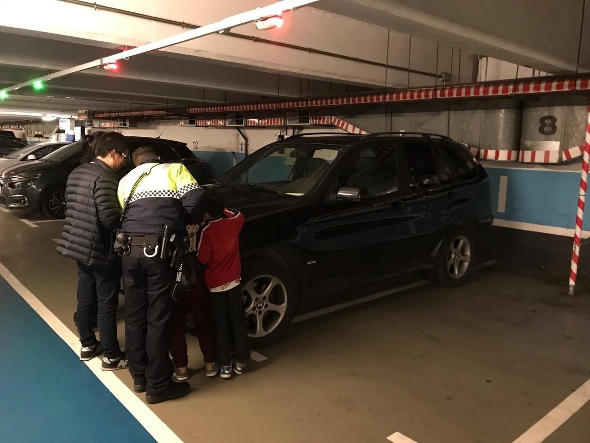 Deixa als seus dos fills en un pàrquing mentre anava al casino a Barcelona