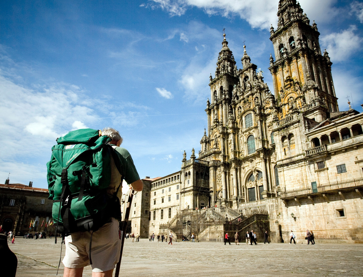 Pelegrí davant la Catedral de Santiago
