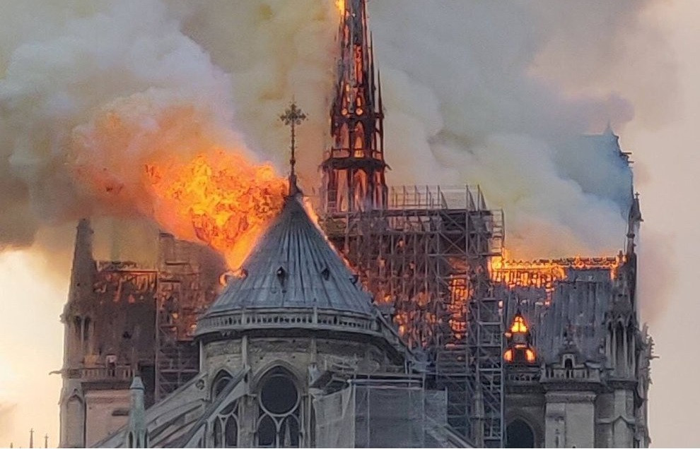 La catedral de Notre Dame en flames