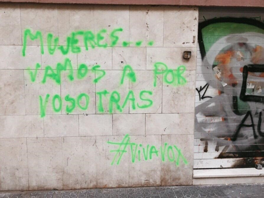 Pintada masclista a la seu de la cup