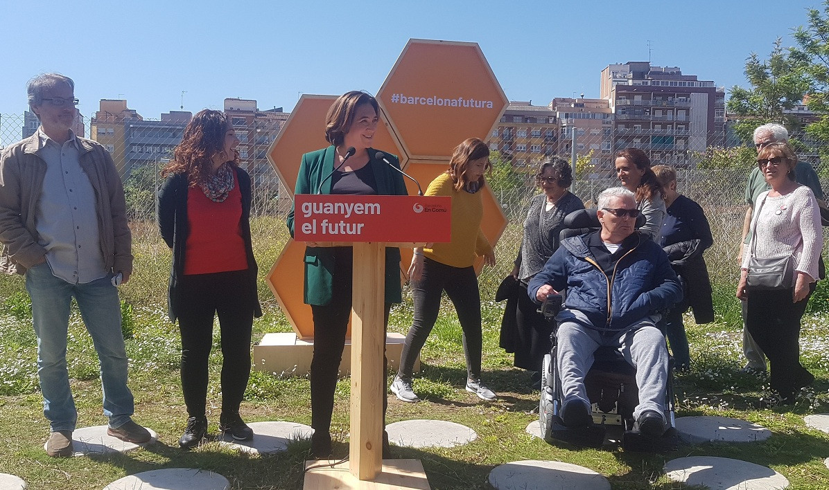 Ada Colau amb gent gran i Laia Ortiz Laura Pu00e9rez i Gemma Tarafa