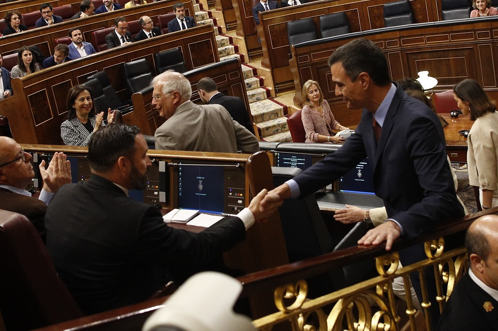 Els lu00edderes de VOX i PSOE Santiago Abascal (i) i Pedro Su00e1nchez (d) se saluden