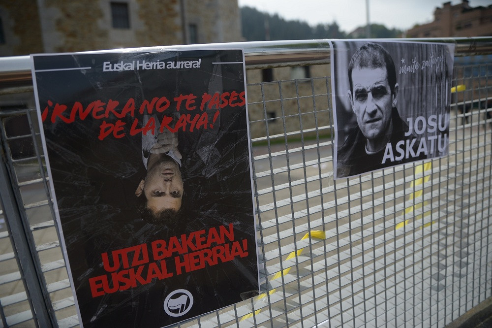 Cartells contra la presència d'Albert Rivera (Ciutadans) a Ugao Miraballes
