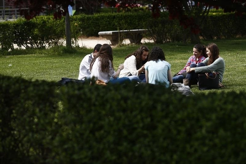 Ju00f3venes universitaris imatge