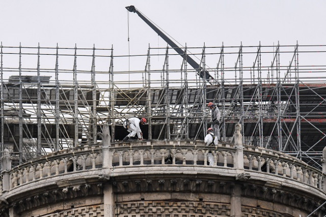 NotreDamesiendoreconstruida