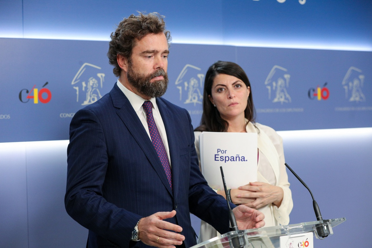 Espinosa dels Monteros al costat de Macarena Olona