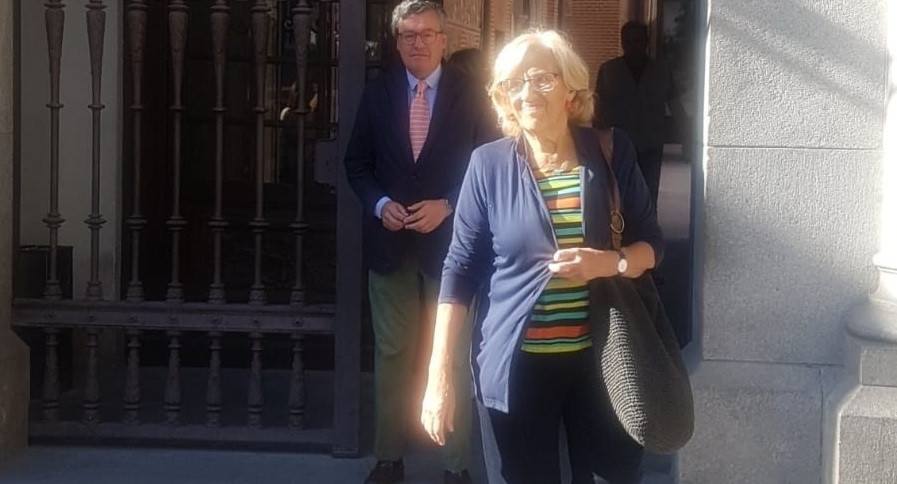 Carmena surt de l'Ajuntament de Madrid després de presentar la seva renúncia