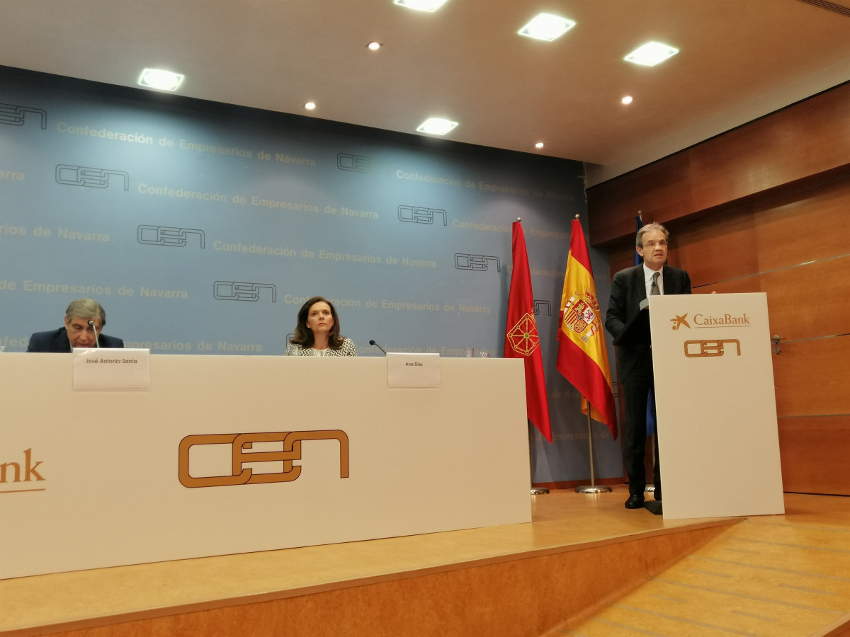 El president de CaixaBank, Jordi Gual, (a la dreta), al costat de Josu00e9 Antonio Sarru00eda (CEN) i Ana Du00edez Fontana (CaixaBank)