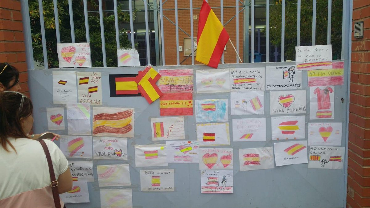 Banderes espau00f1olas en ela entrada del col·legi Font de l'Alba de Terrassa
