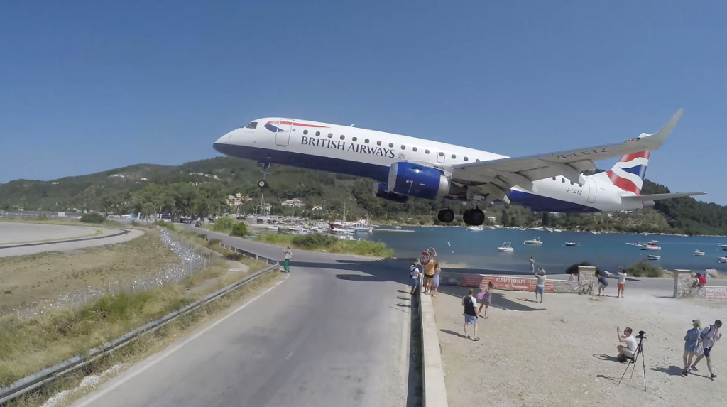 Aviu00f3n aterrant a l'aeroport de Skiathos