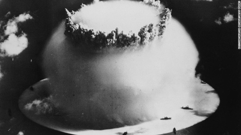 Una bomba atu00f3mica explotant sota l'aigua al atolu00f3n Bikini al Ocu00e9ano Pacu00edfico