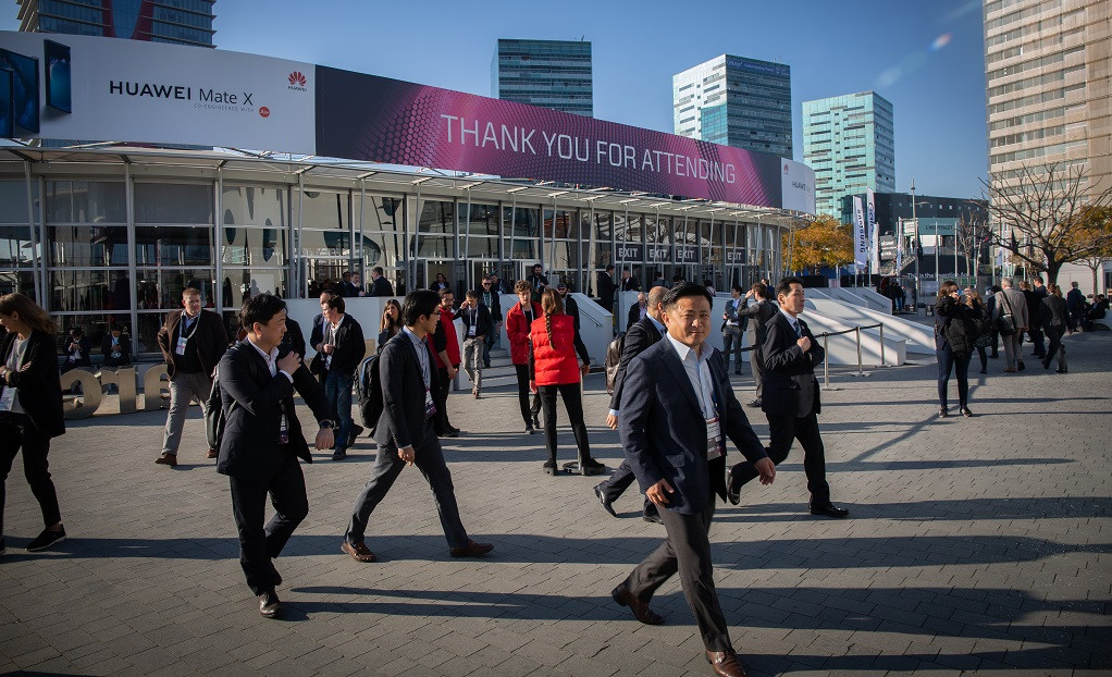 Visitants del Mobile World Congress Barcelona MWC 2019 a l'entrada de Fira Barcelona.