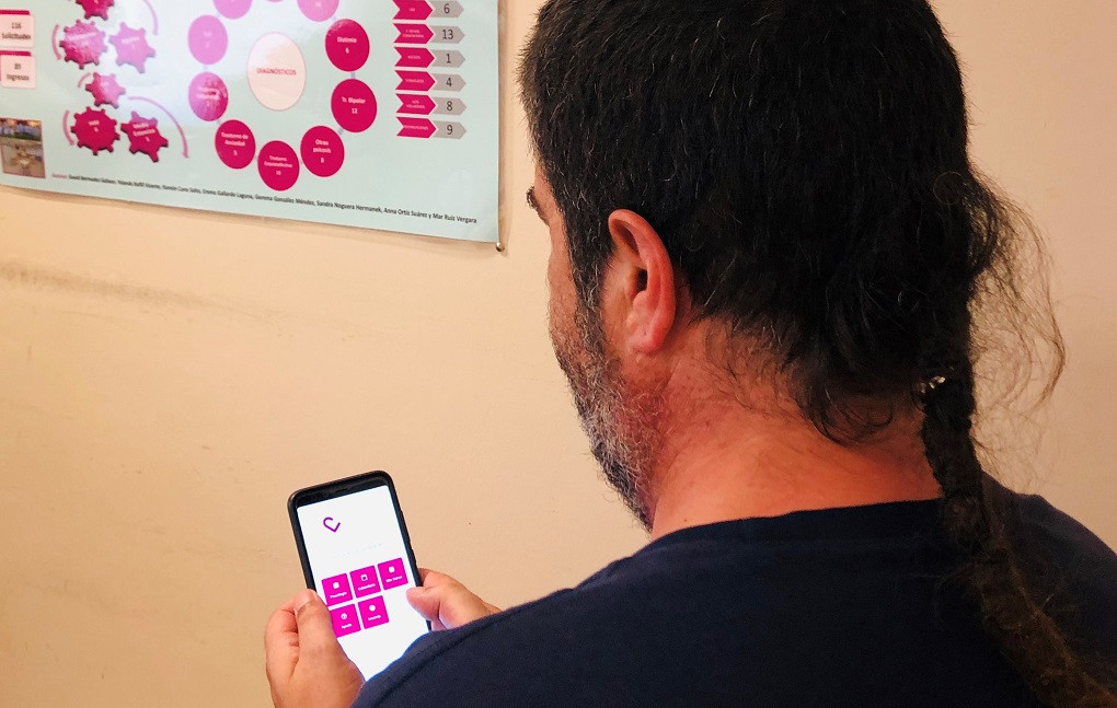 Una persona usant l'app Medicat i