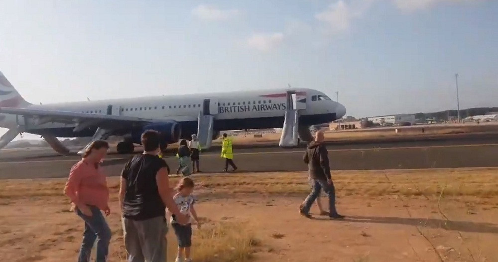 Evacuaciu00f3n d'un aviu00f3n a l'Aeroport de València