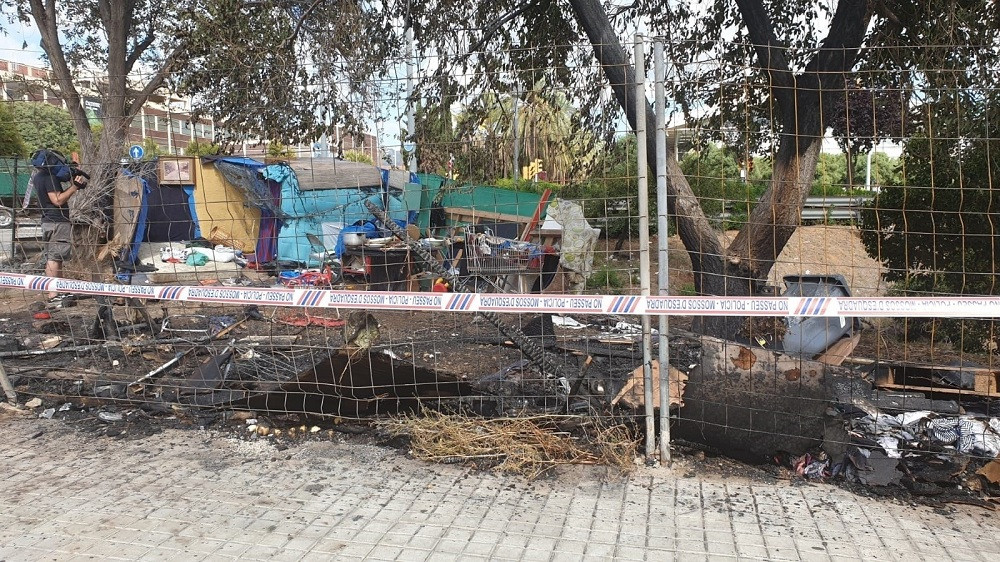 Tres ferits en un incendi en una zona de barraques de Barcelona