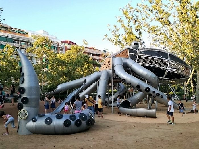 Parc de la Pegaso de Barcelona amb jocs en forma de pop