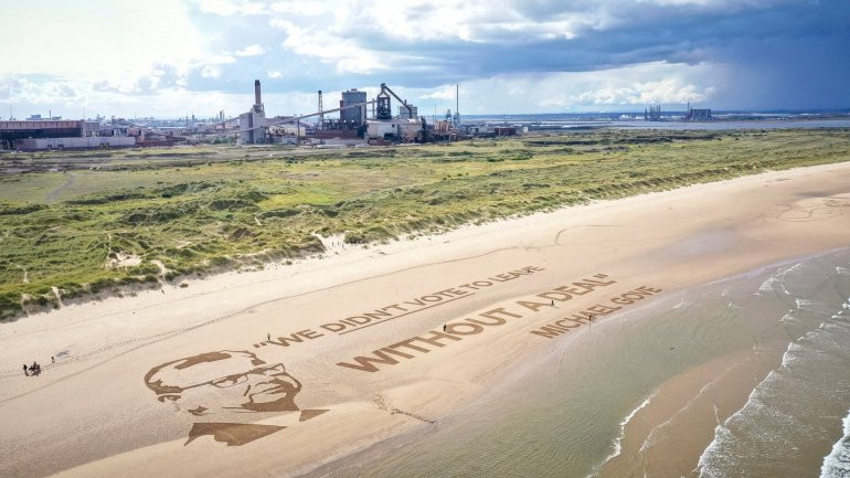Un retrat gegant de Michael Gove en una platja, protesta antibrexit