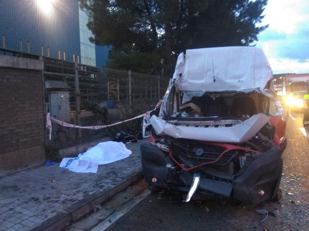 Mor el conductor d'una furgoneta després de topar contra un camiu00f3n