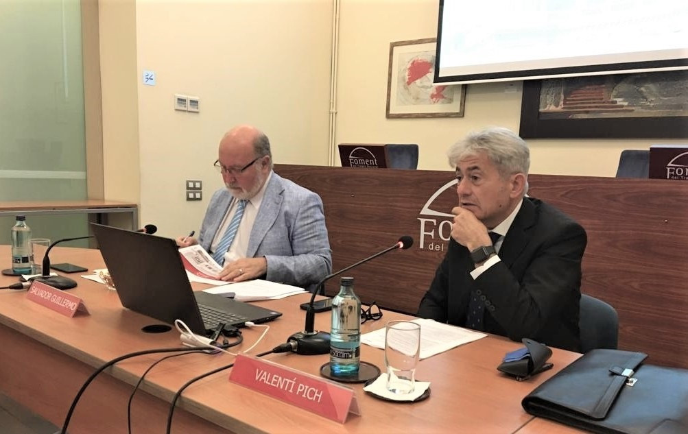 El director del departament de Economu00eda de Foment del Treball, Salvador Guillermo, i el president de la comisiu00f3n de Economu00eda i Fiscalitat, Valentu00ed Pich