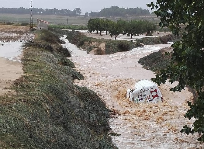 Cotxe arrossegat pel corrent en una rambla de Fontanars dels Alforins (la Vall d'Albaida, València)