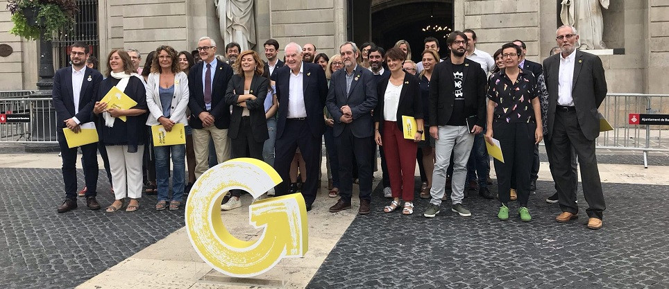 Ernest Maragall davant l'Ajuntament de Barcelona