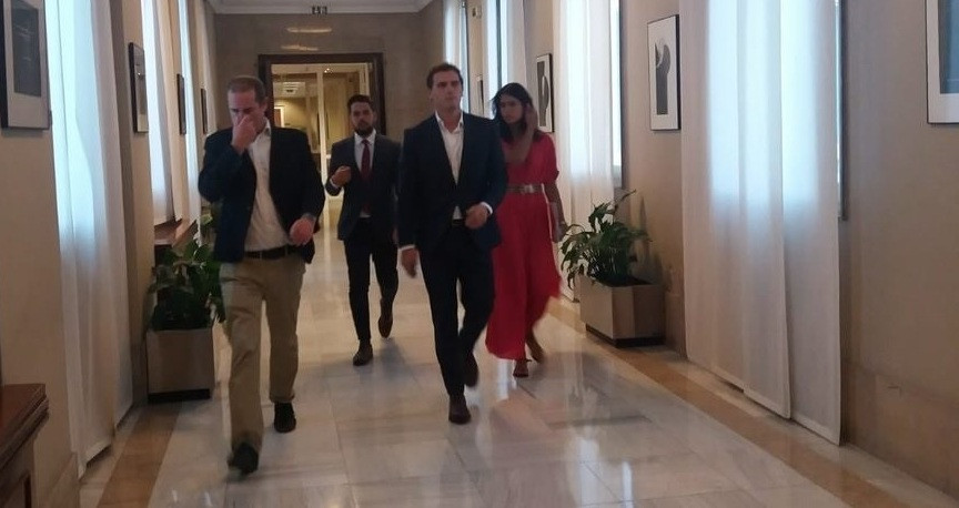 Arrenca la reuniu00f3n entre Rivera i Casado al Congrés