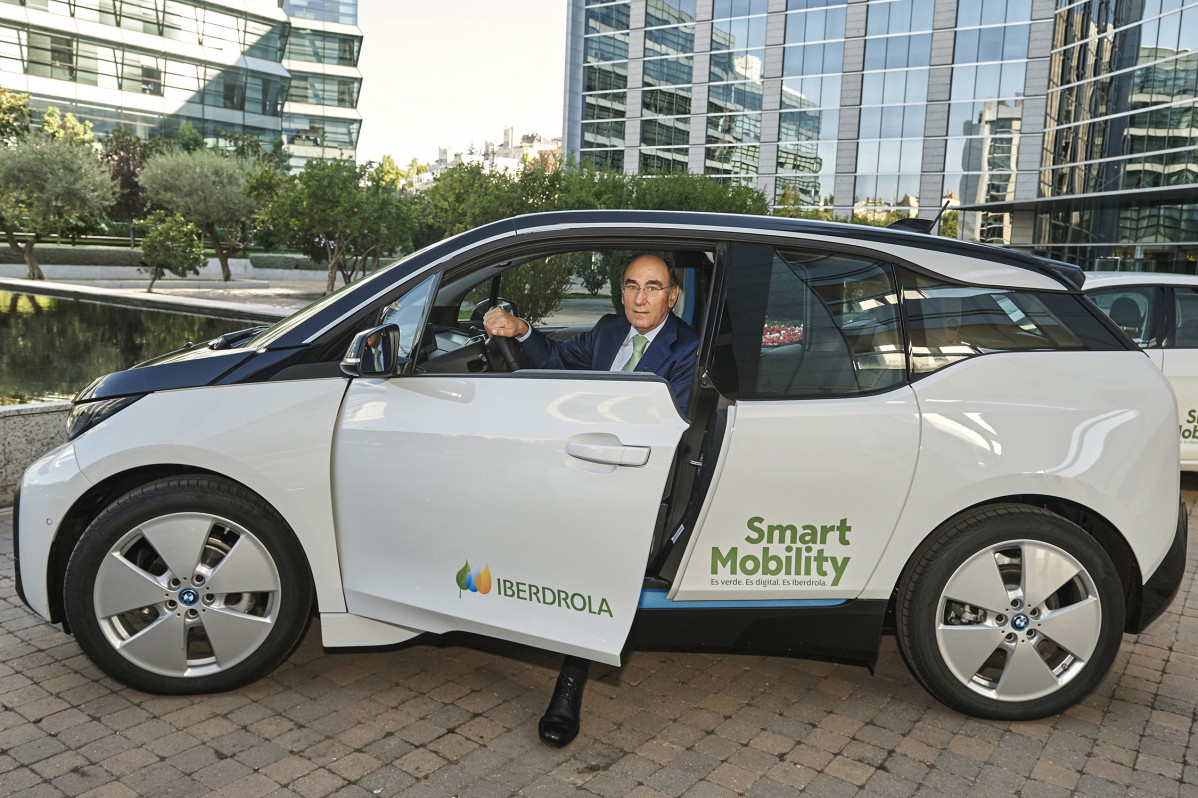 Ignasi Galu00e1n en un cotxe elu00e9ctrico d'Iberdrola