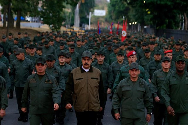 El president de Veneçuela, Nicolu00e1s Maduro, envoltat de militars