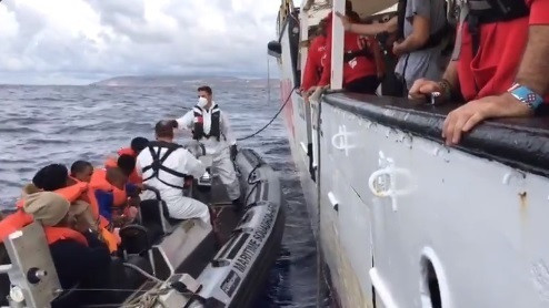 Guardacostes maltesos recullen a l'Open Arms a migrants rescatats per l'ONG catalana