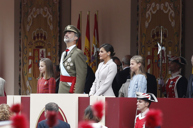 La princesa Leonor, el Rey Felipe VI, la Reina Letizia y la infanta Sofía en el desfile del 12 de Octubre en Madrid, Día de la Hispanidad