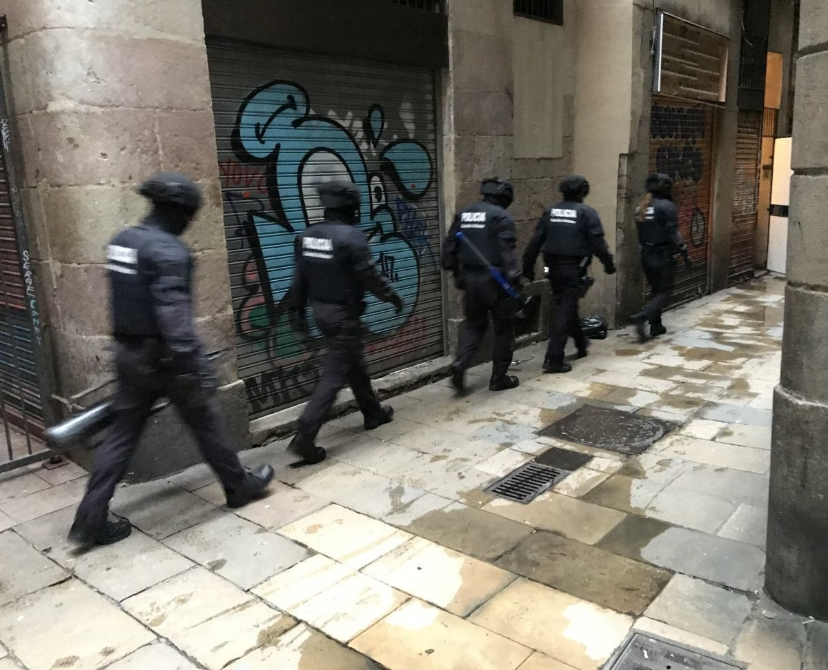 La Guu00e0rdia Urbana Detu00e9 Tres Persones A La Intervenciu00f3 A Dos Pisos On És Venia Droga A Ciutat Vella