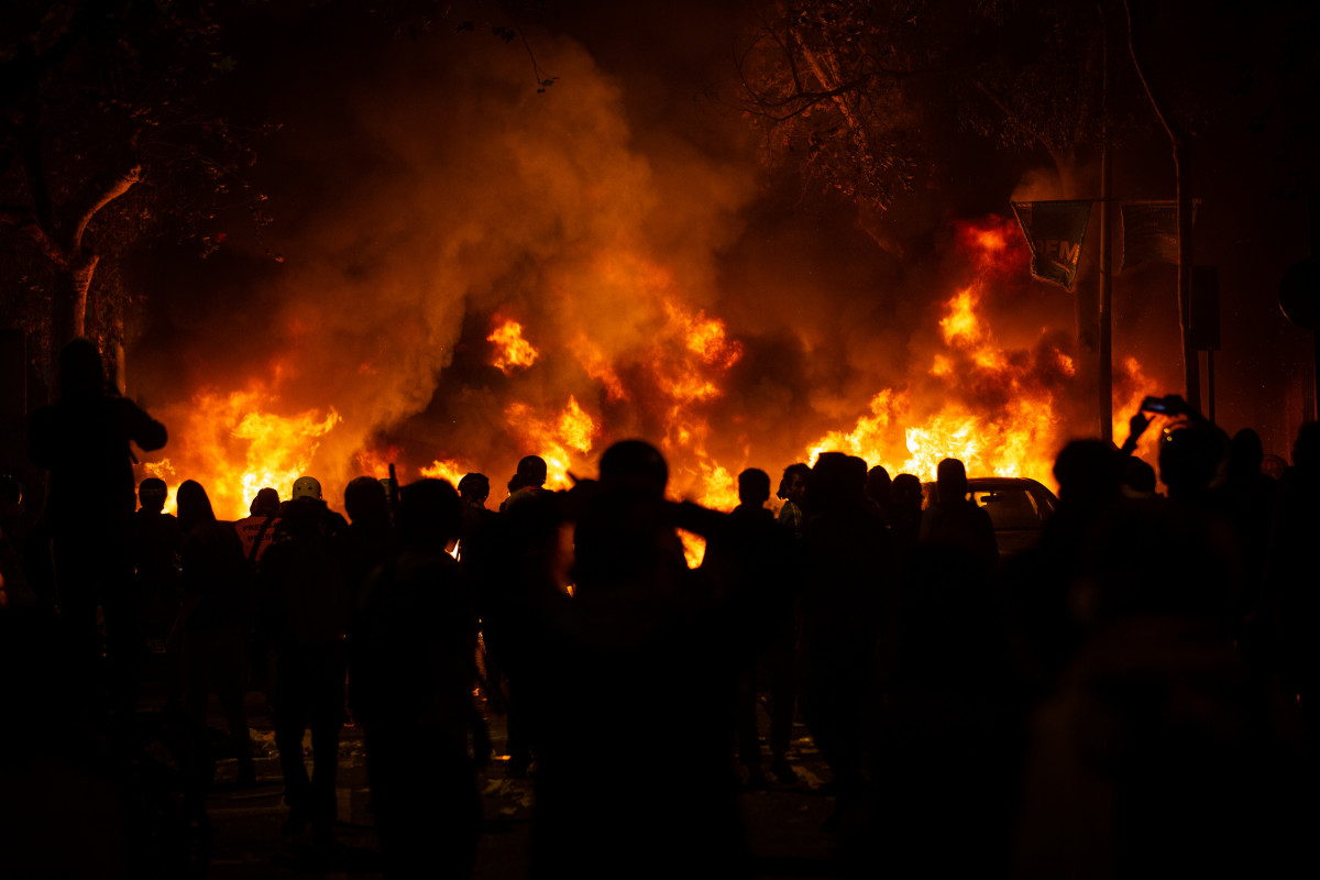 Manifestants davant les fogueres a la segona nit de protesta a Barcelona