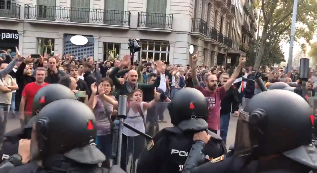 Manifestants increpen agents de la Policu00eda a Urquinaona el 19 d'octubre