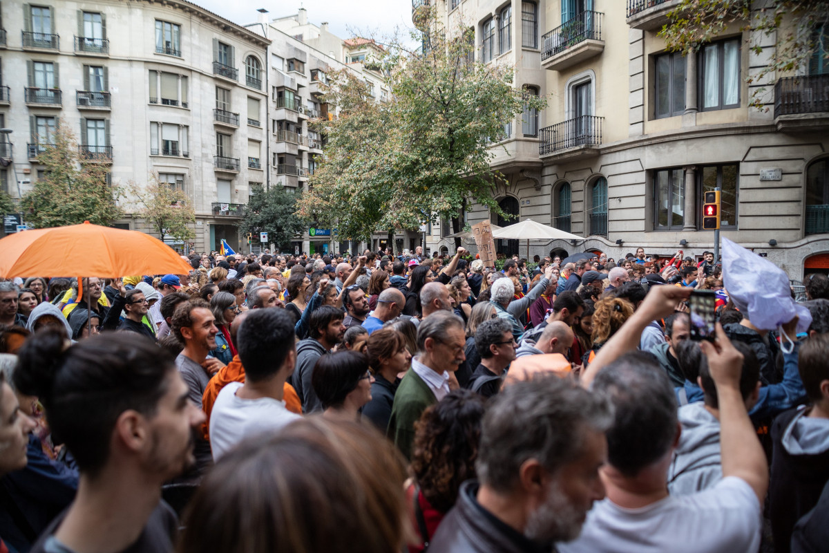 Concentraciu00f3n enfront de la Delegaciu00f3n del Govern a la su00e9ptima jornada de protestes a Barcelona contra la sentència del procu00e9s a 20 d'octubre de 2019