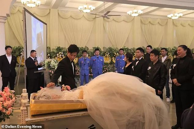 Xu Shinan es casu00f3 amb la seva nòvia morta durant el funeral