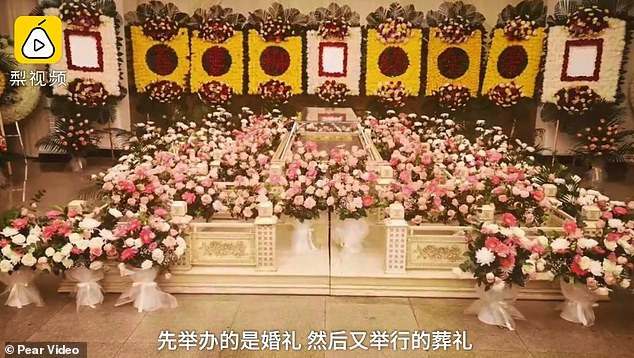 El fu00e9retro de Yang Liu estava roedado de centenars de flors