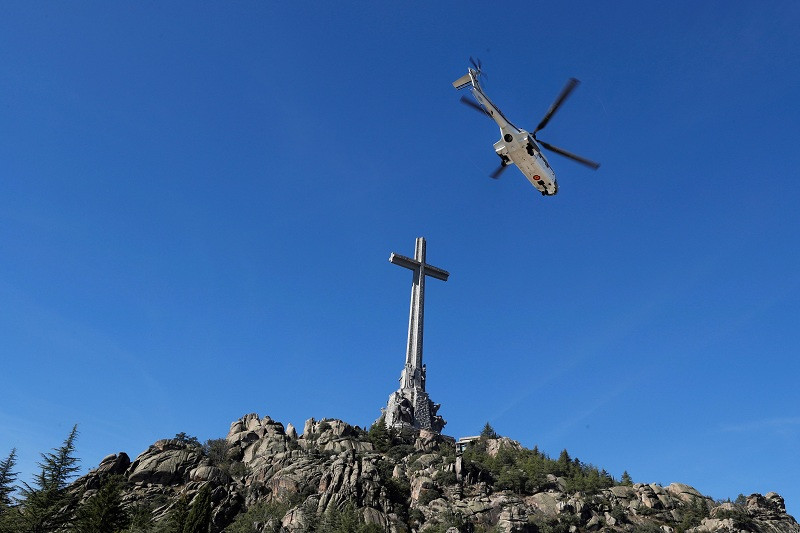 Helicòpter trasllada de la Vall dels Caiguts a Mingarrubio les restes de Franco