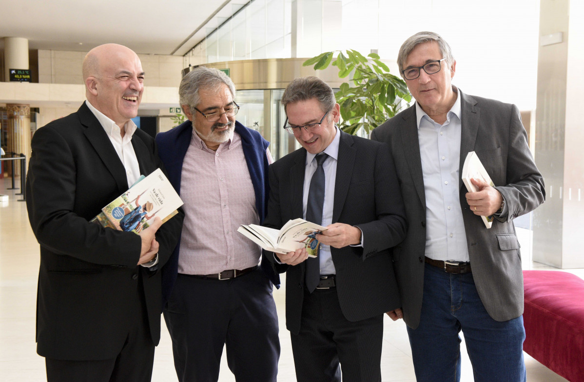 D'esquerra a dreta jordi nadal editor i fundador de plataforma editorial eduard sala guanyador de la 5 edició del pre