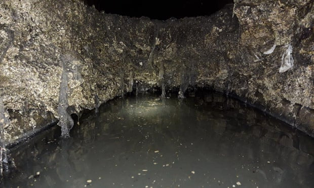 u200bEl fatberg del tamau00f1o d'un autobu00fas amb un pes de 40 tones va ser retirat del clavegueram de Londres